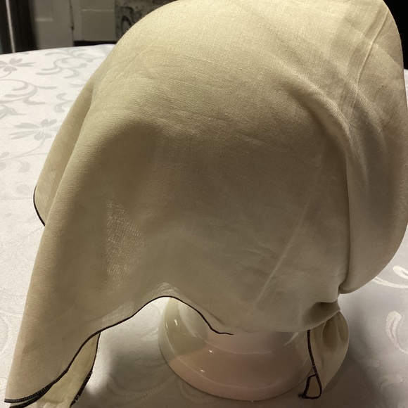 VERA  NEUMAN.   VINTAGE COTTON BEIGE SCARF. RARE ONE. MADE IN ITALY - Picture 4 of 8